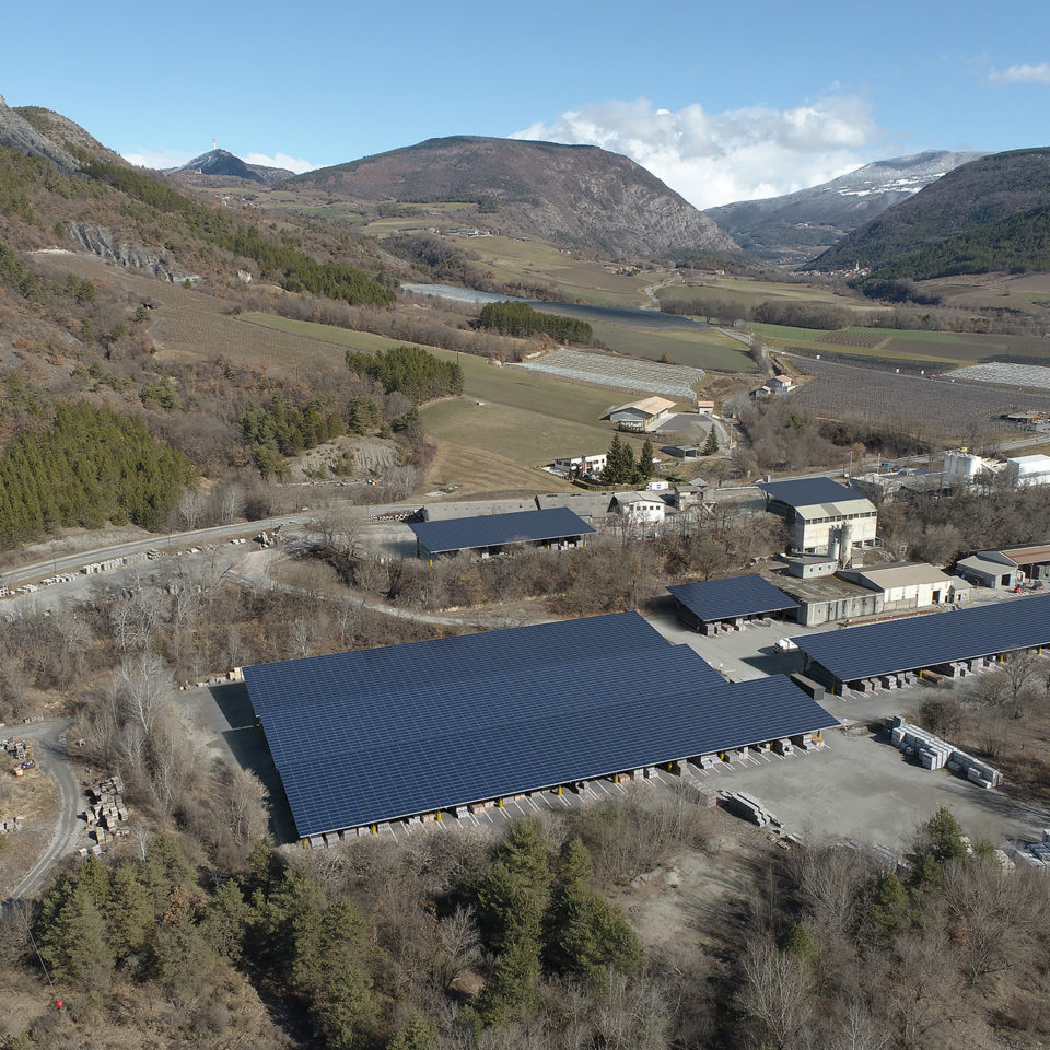 Ombrières photovoltaïques dans le département des hautes Alpes - intégration 3D sur vue drone